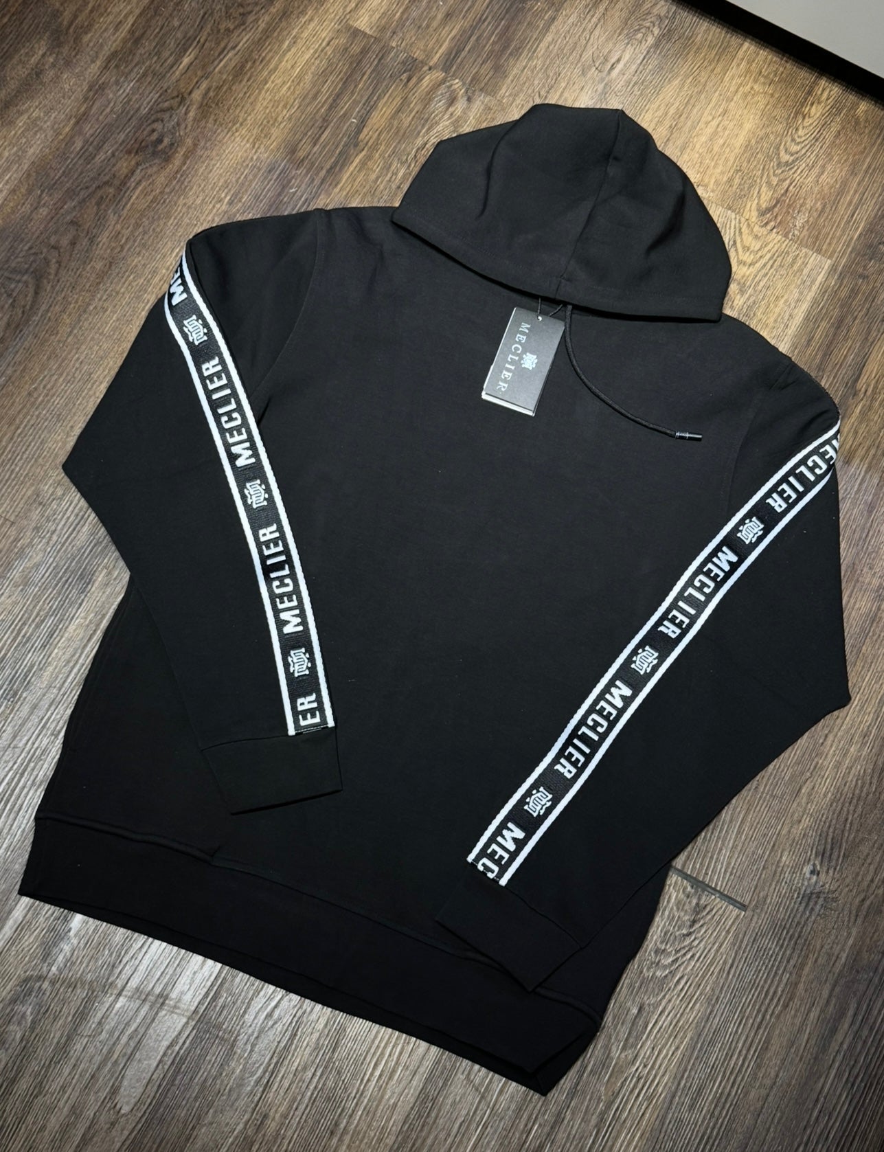 CHOMPA MECLIER NEGRA LINE HOMBRO