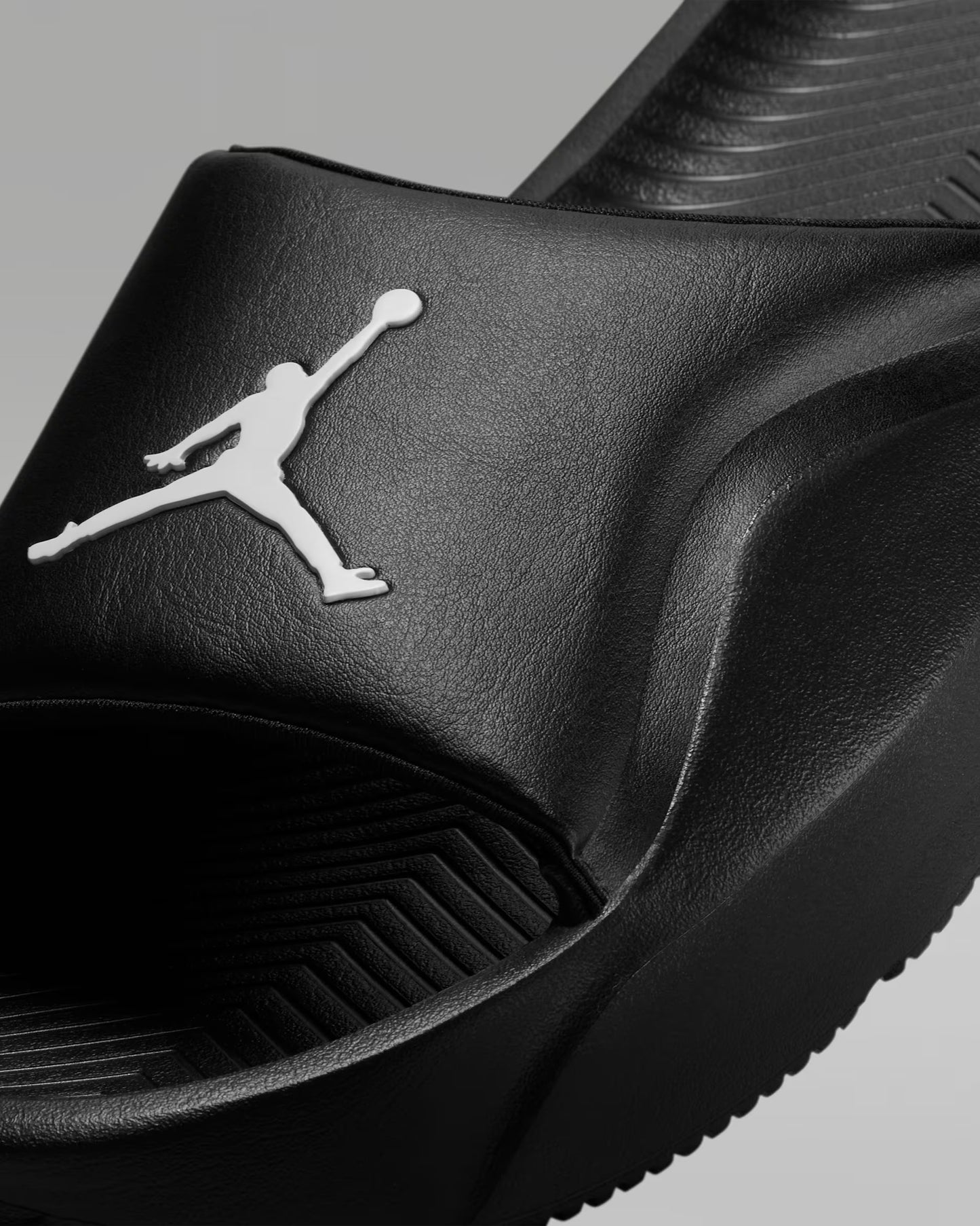 CHANCLAS JORDAN FRANCHISE BLACK LOGO WHITE