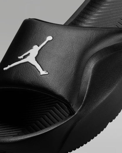 CHANCLAS JORDAN FRANCHISE BLACK LOGO WHITE