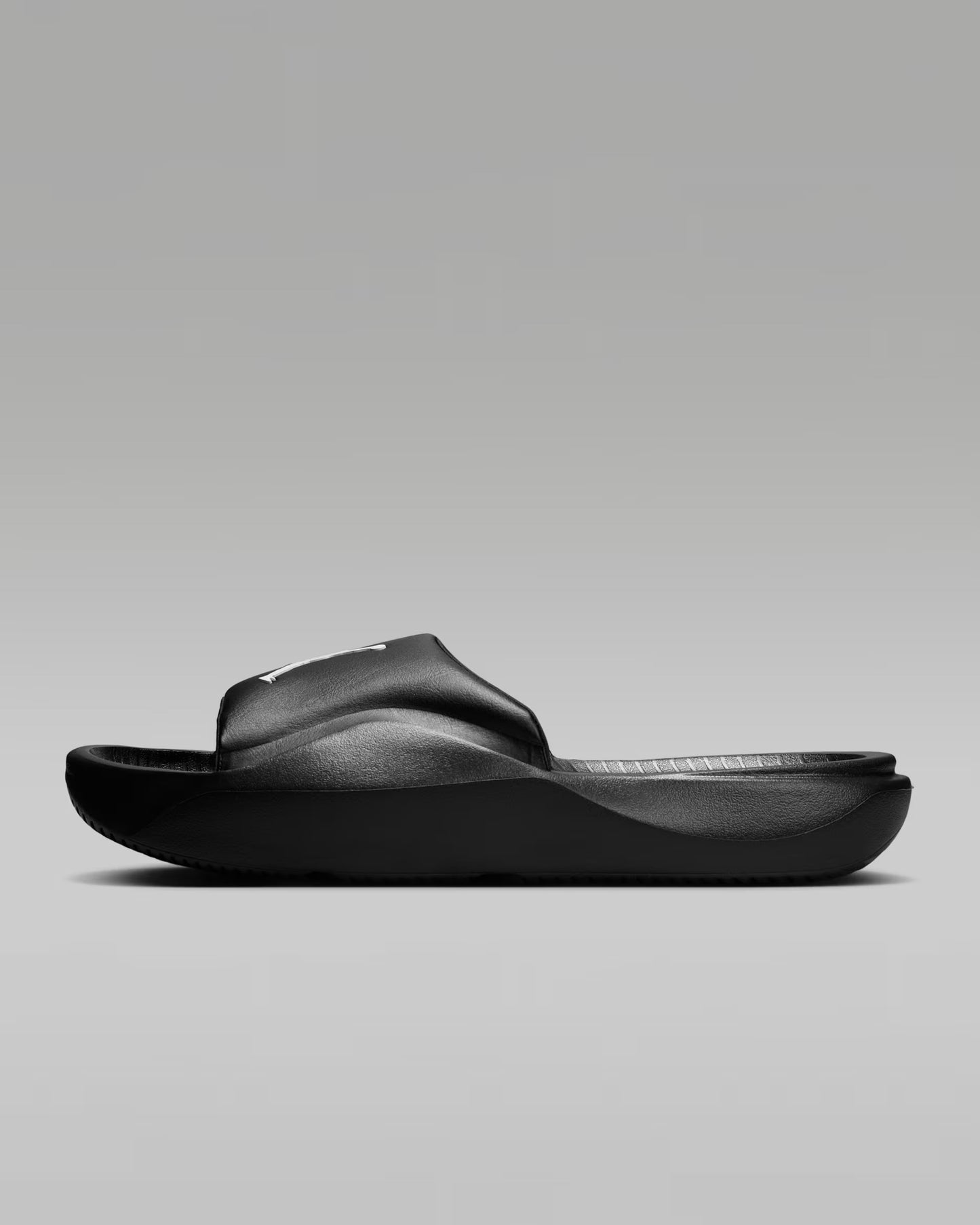 CHANCLAS JORDAN FRANCHISE BLACK LOGO WHITE