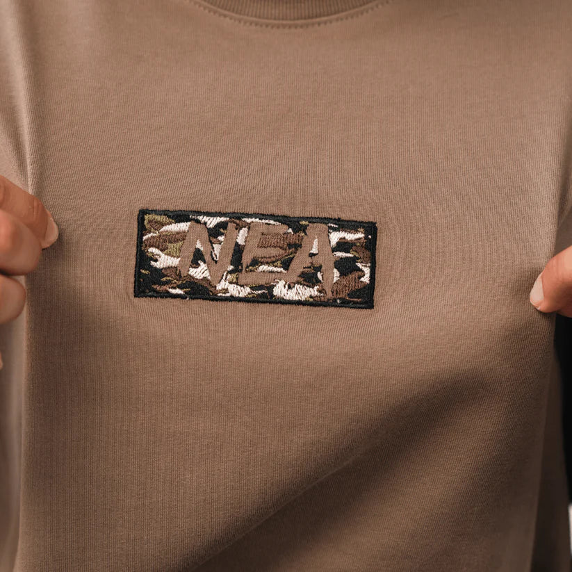 CAMISETA NEA OVERSIZE COYOTE TAUPE