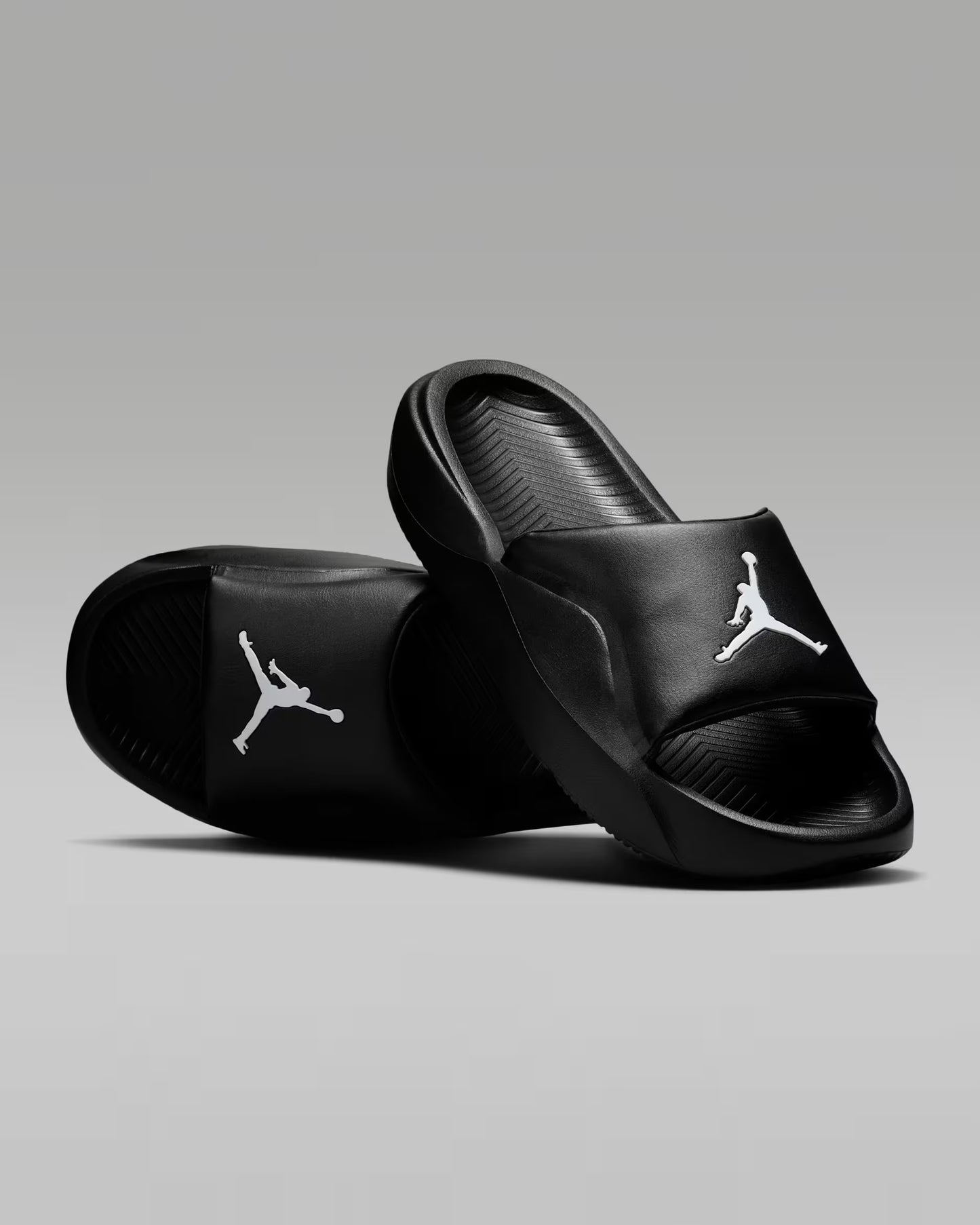 CHANCLAS JORDAN FRANCHISE BLACK LOGO WHITE