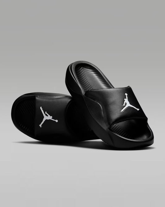 CHANCLAS JORDAN FRANCHISE BLACK LOGO WHITE