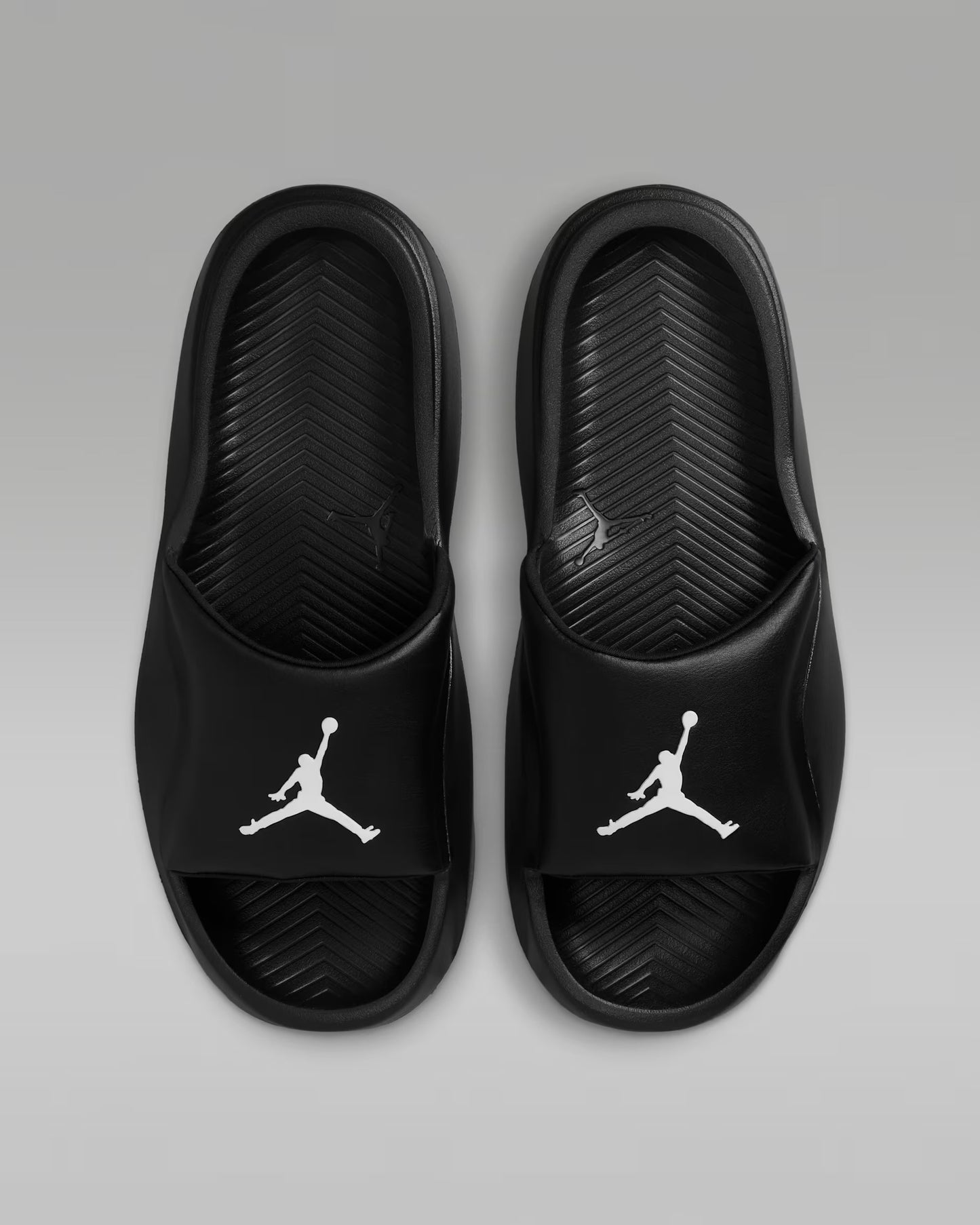 CHANCLAS JORDAN FRANCHISE BLACK LOGO WHITE