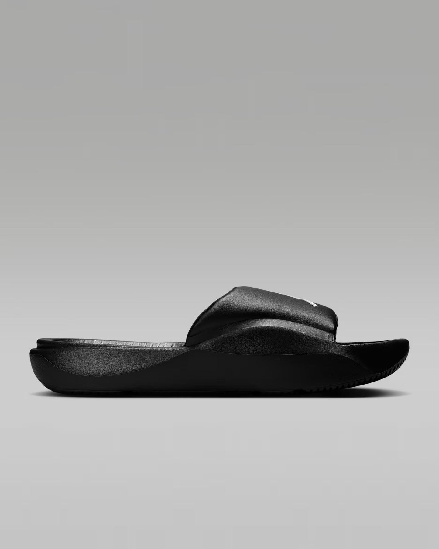 CHANCLAS JORDAN FRANCHISE BLACK LOGO WHITE