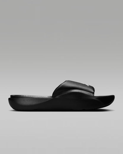 CHANCLAS JORDAN FRANCHISE BLACK LOGO WHITE